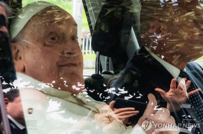 퇴원하는 교황
