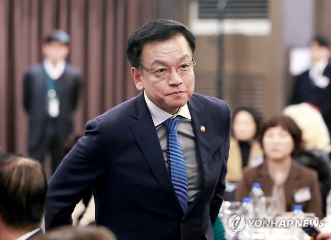 포상 수여 위해 단상 향하는 최상목 권한대행