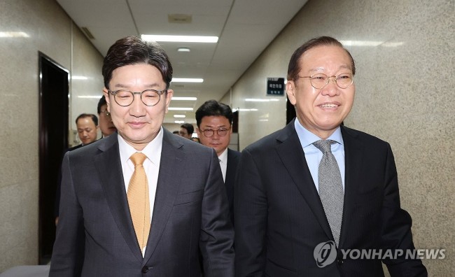 밝은 표정으로 이동하는 권영세 비대위원장과 권성동 원내대표