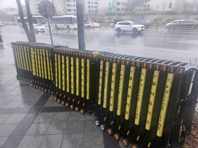 접힌 채 놓여있는 경찰 질서 유지선