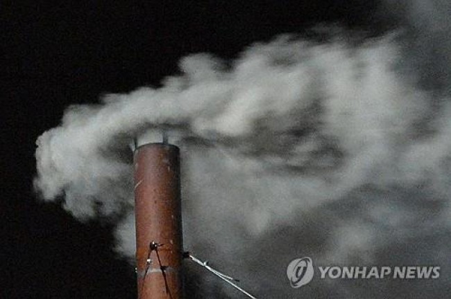 2013년 콘클라베 당시 굴뚝서 하얀 연기 피어오르던 모습