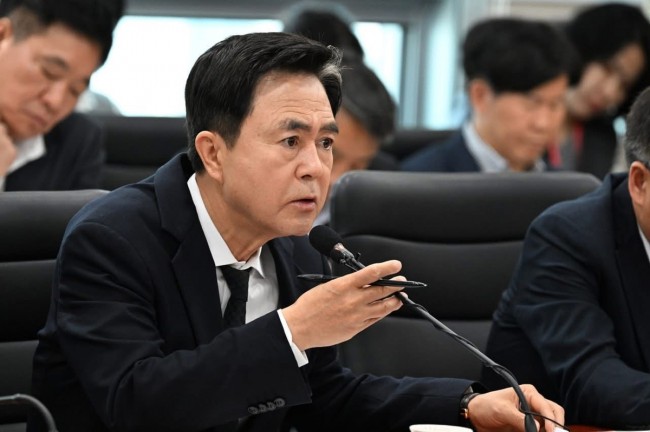 실·국·원장 회의서 발언하는 김태흠 충남지사