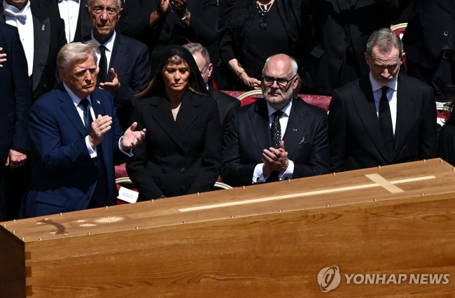 장례미사 참석한 도널드 트럼프 미국 대통령(왼쪽)