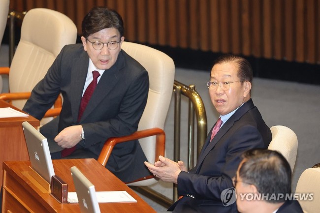 권성동 원내대표와 대화하는 권영세 비대위원장