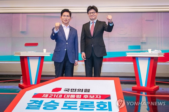 TV토론 앞서 포즈 취하는 김문수ㆍ한동훈 후보