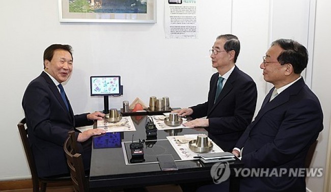 만찬 회동 나선 한덕수 예비후보