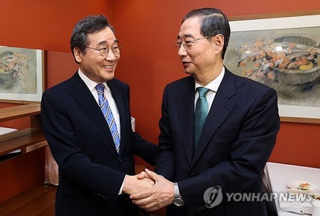 악수하는 한덕수 예비후보와 이낙연 전 총리