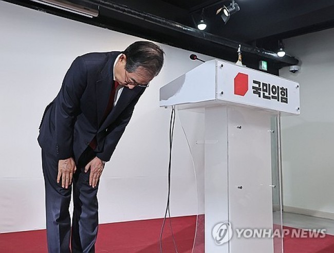 인사하는 한덕수 후보