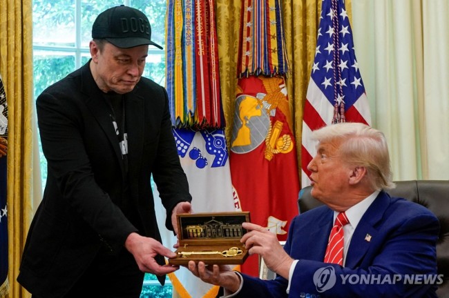 30일 머스크에게 '황금 열쇠' 선물하는 트럼프 대통령