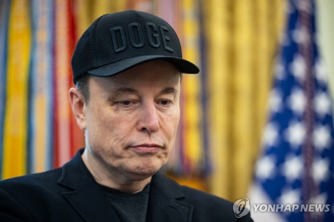 30일(현지시간) 백악관에서 트럼프 대통령과 함께 기자회견 참석한 일론 머스크