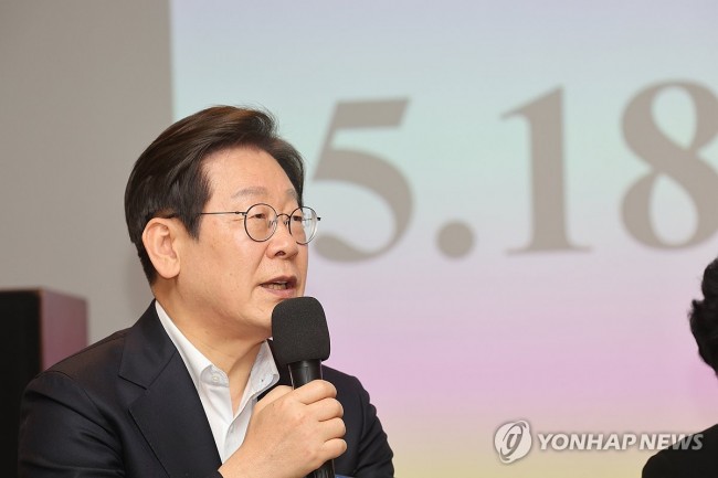 간담회에서 발언하는 이재명 후보