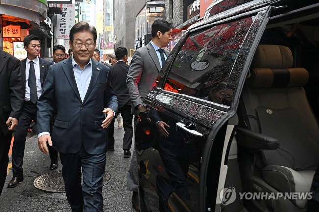 차량으로 이동하는 이재명 후보