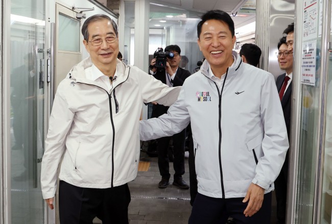 인사하는 한덕수 전 총리와 오세훈 서울시장