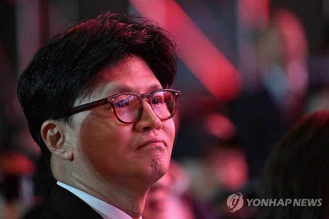 수락연설 지켜보는 한동훈 전 대표
