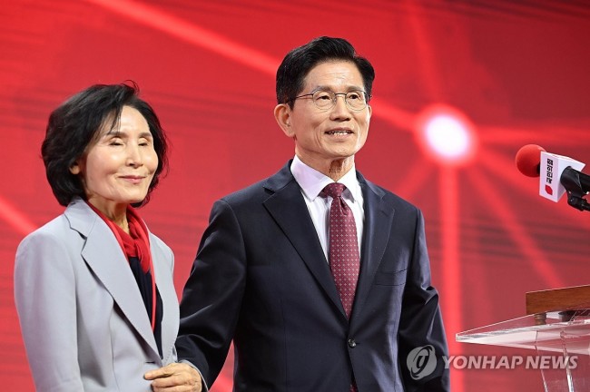 아내 소개하는 김문수 후보