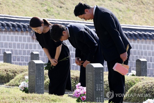 5·18 민주묘지 찾은 이준석 후보