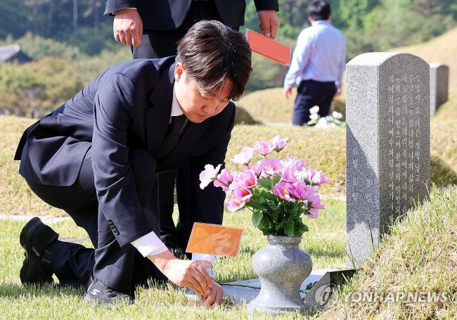 5·18 민주묘지 참배하는 이준석 후보