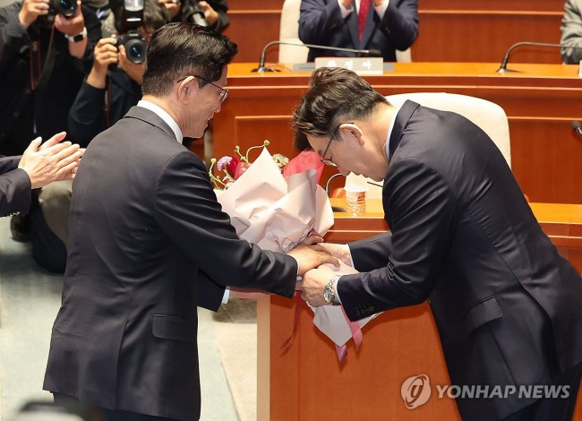 꽃다발 받는 김문수 대선 후보