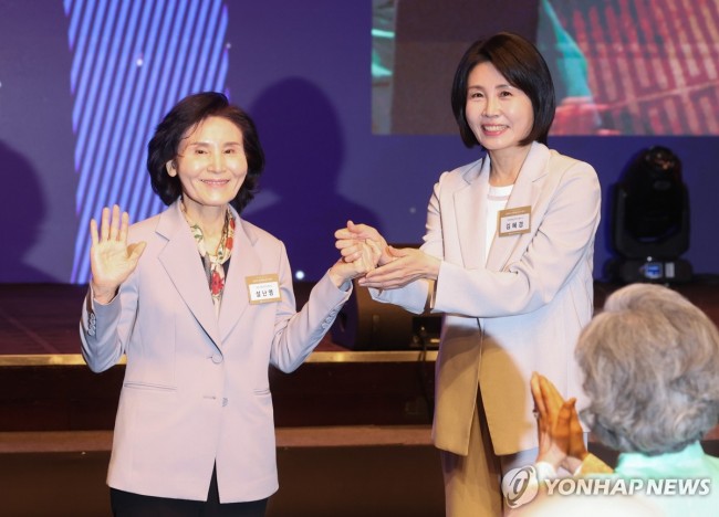 손잡은 이재명·김문수 부인