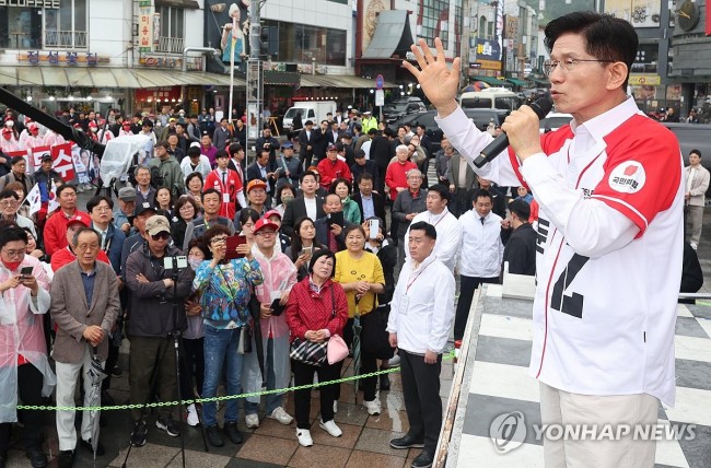 수원 지동시장에서 유세하는 김문수 후보