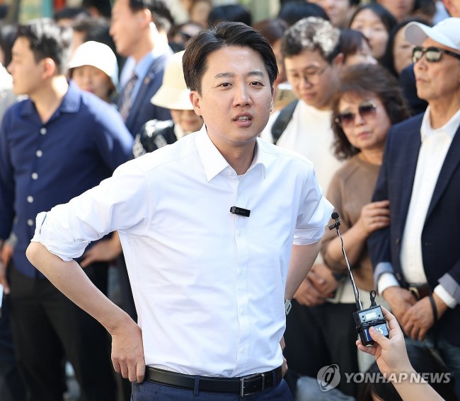 본격적인 유세 앞서 발언하는 이준석 후보