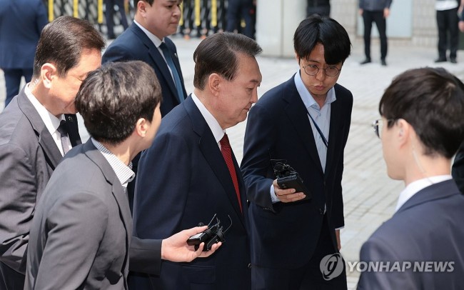 윤 전 대통령 '묵묵부답'