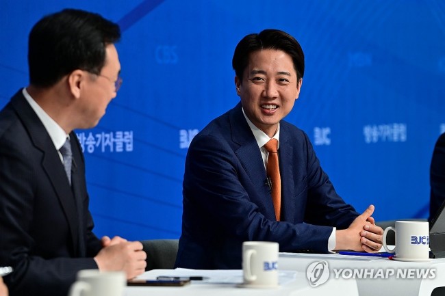 활짝 웃는 개혁신당 이준석 후보