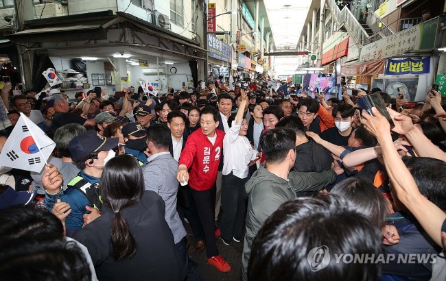 대구 시민에게 인사하는 박근혜