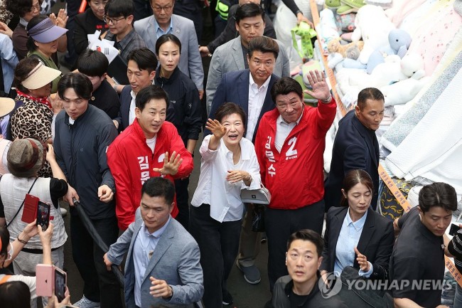 대구 시민에게 인사하는 박근혜