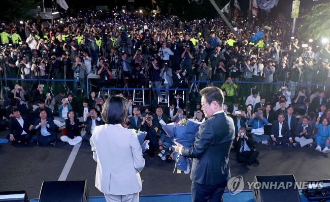 국민개표방송 행사장 찾은 이재명 후보 내외
