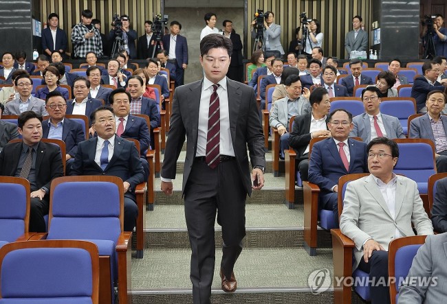 의원총회 참석하는 김용태 비상대책위원장