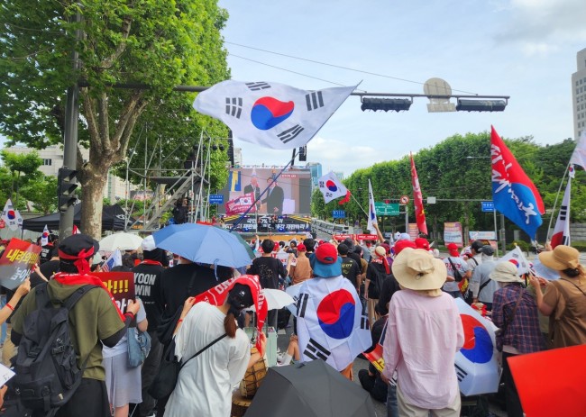 윤석열 전 대통령 지지자들의 서울고검 청사 인근 집회