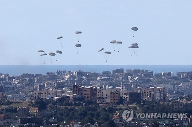 2024년 가자지구에 구호품이 공중투하되는 모습 