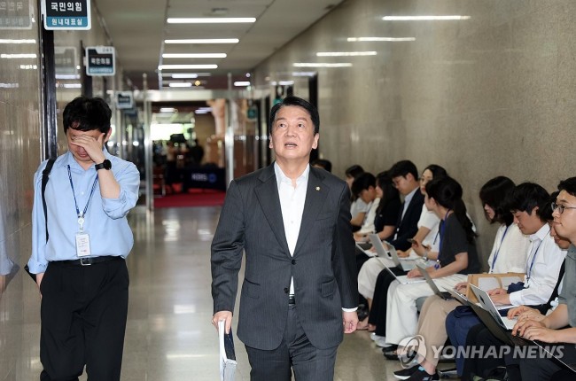 송언석 비상대책위원장 만나러 가는 안철수 의원