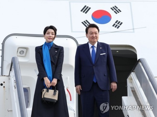 스위스 방문 마치고 귀국길 오르는 윤석열 대통령 부부
