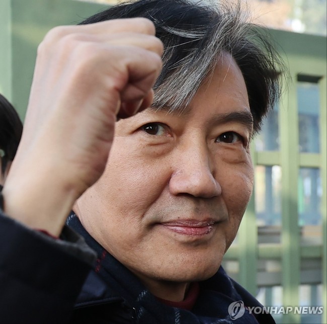 주먹 쥐어보이는 조국 조국혁신당 전 대표