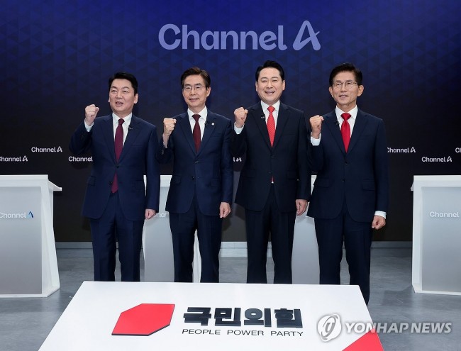 방송토론회 앞서 기념촬영하는 후보들